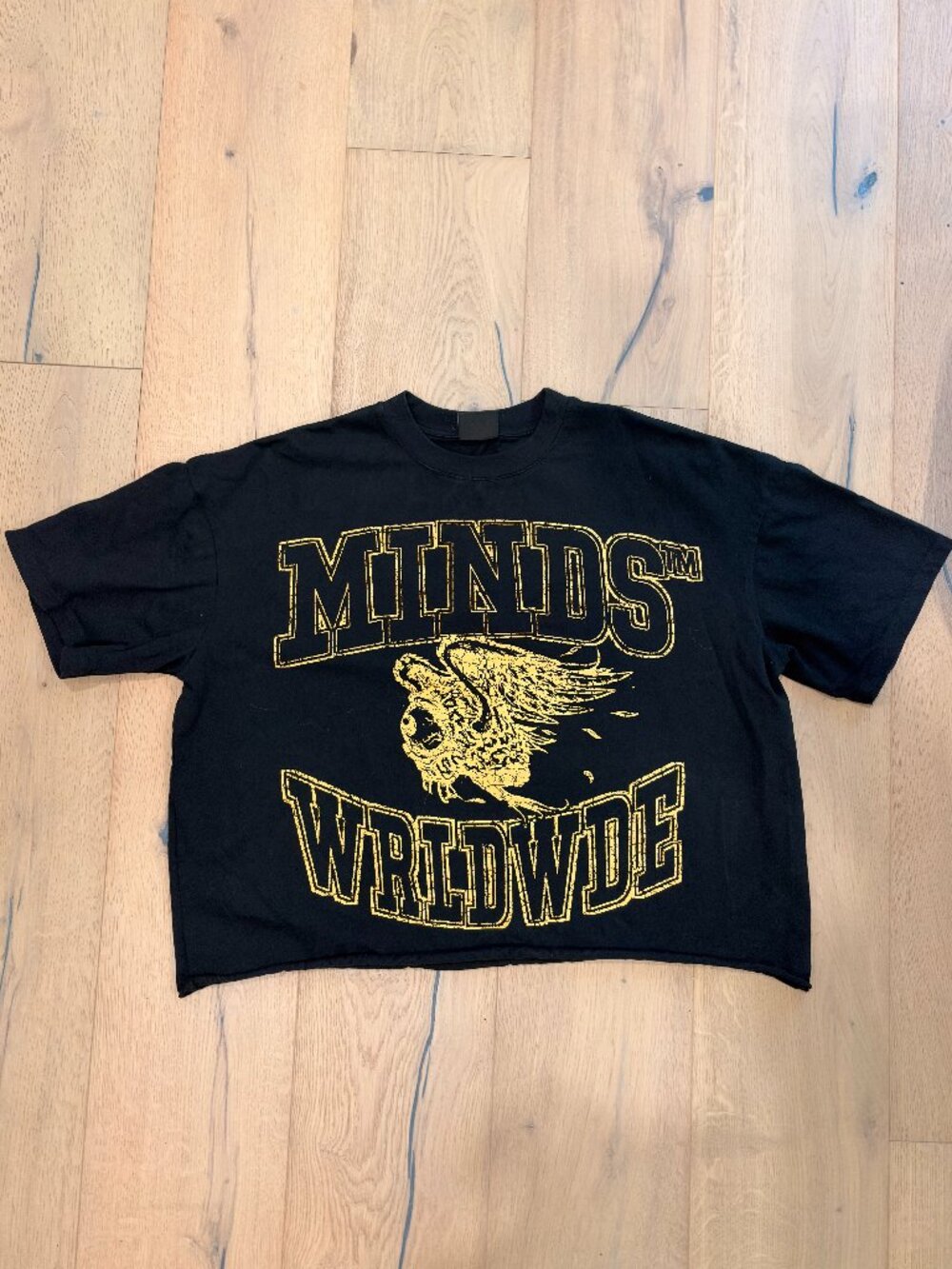 MINDS WRLDWDE MENS CROPPED T-SHIRT